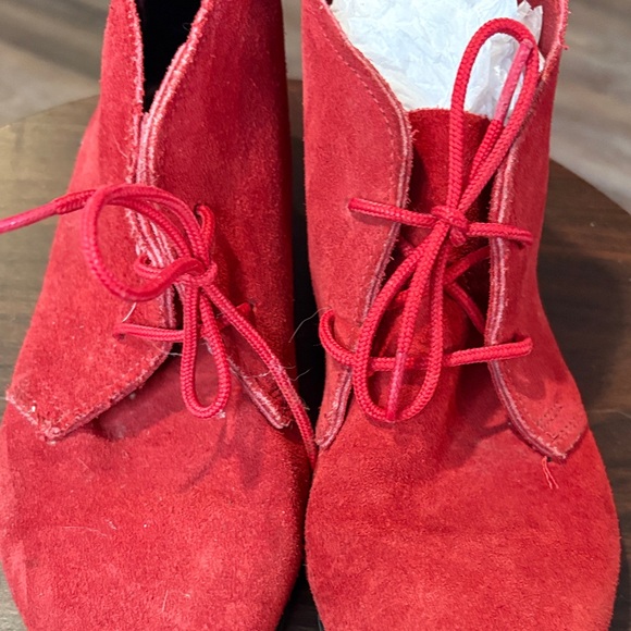 Source Unknown Red Suede Lace-Up Desert Booties - Picture 3 of 7